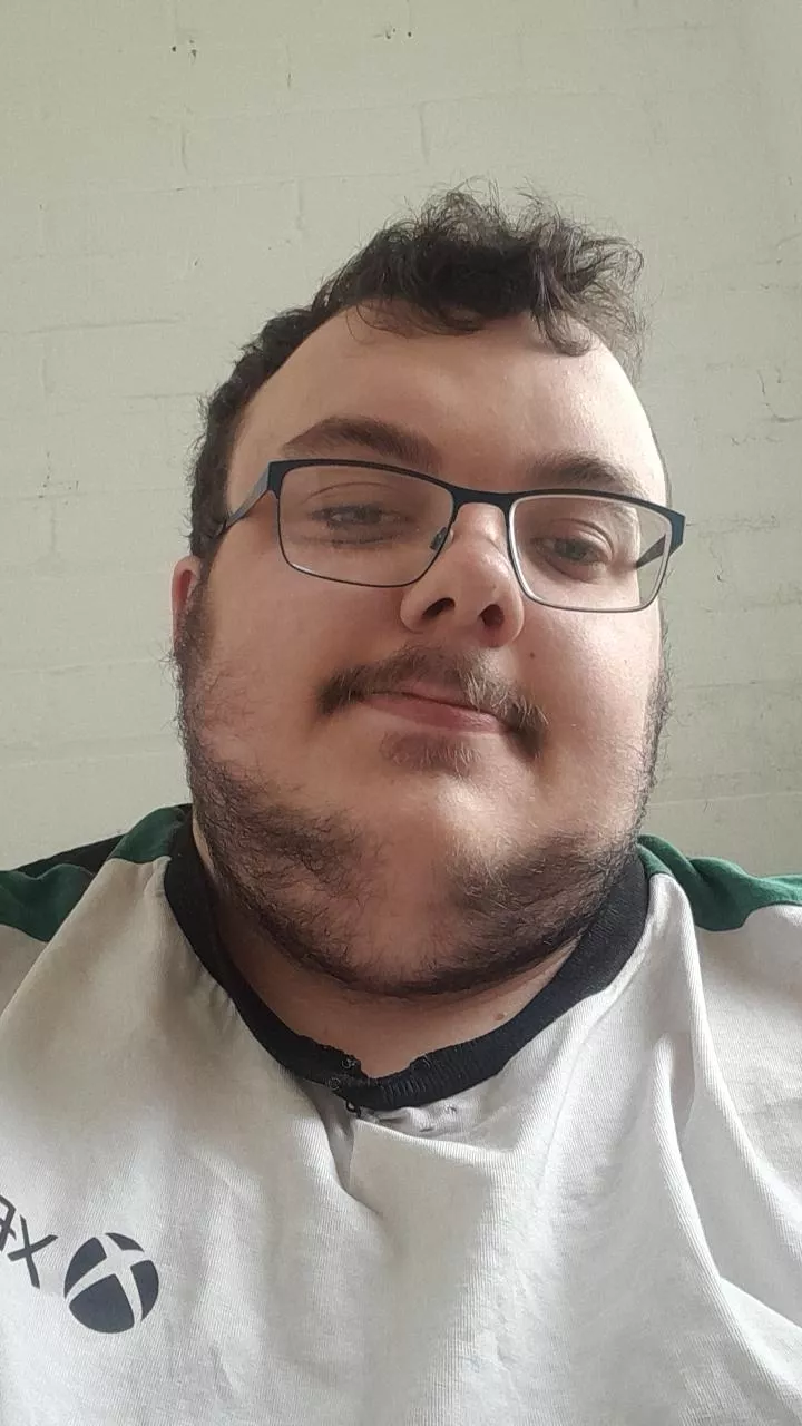 21 m gay chub bottom UK. Looking for that special someone to game with