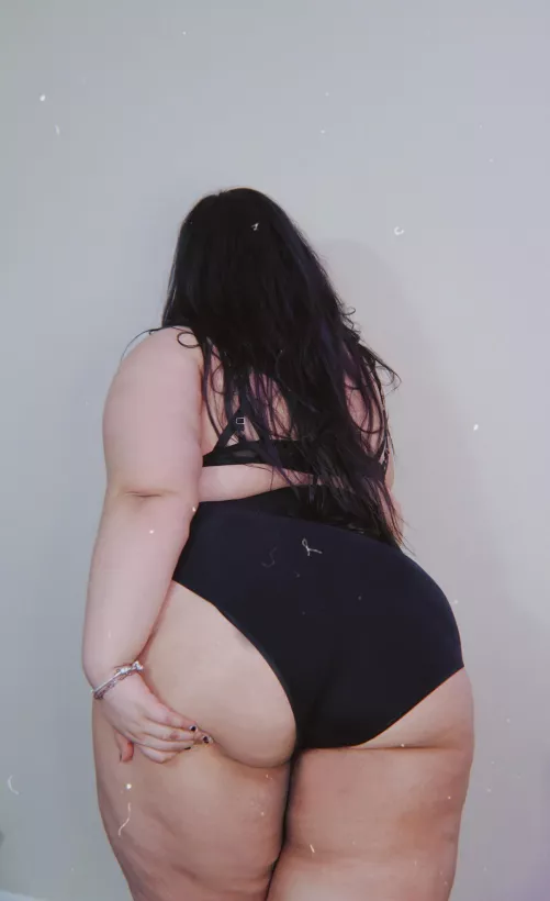 22F I love being able to fill the needs your gf can’t satisfy ;) Happy Friday~💛