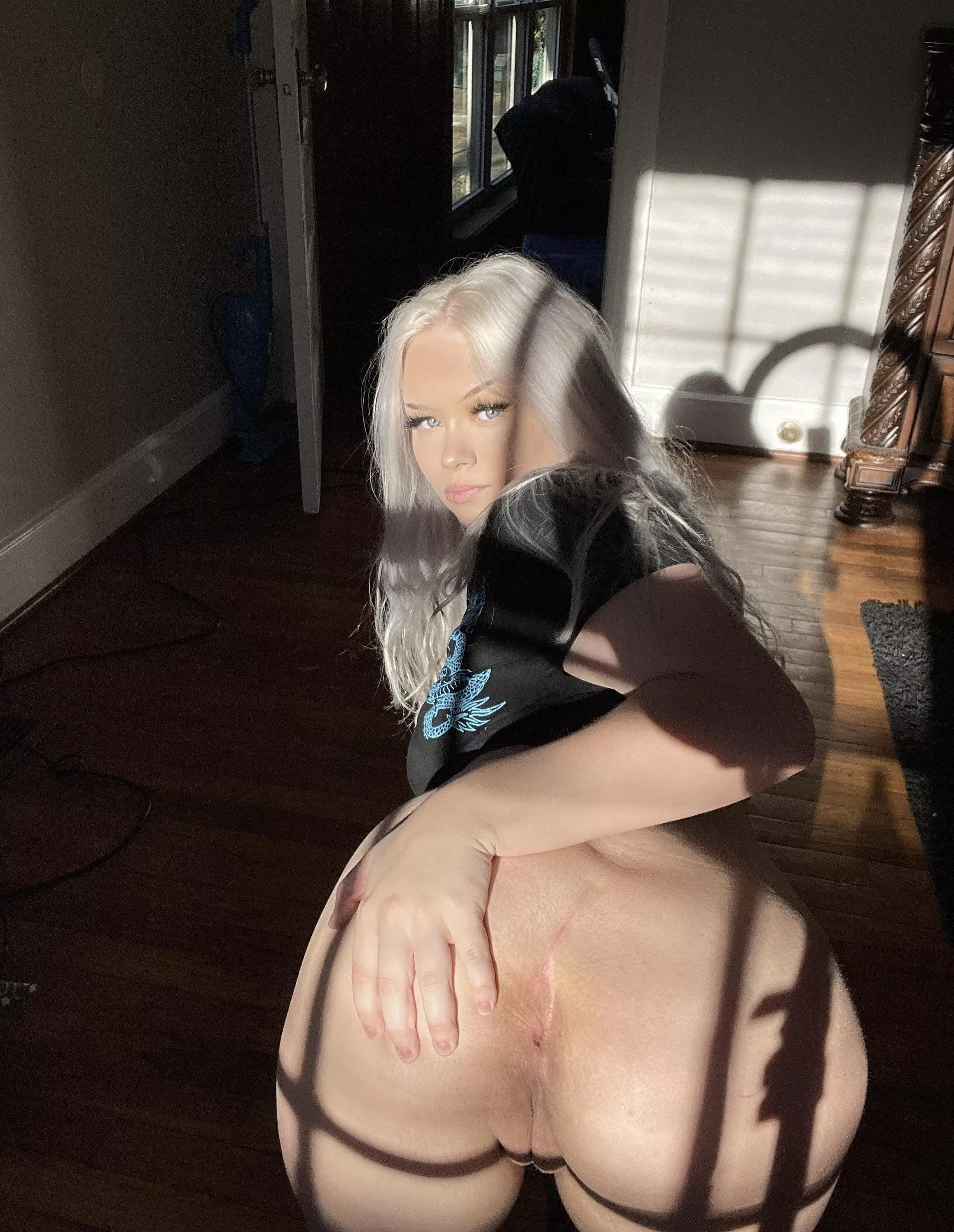 23[F] Hit the up arrow for a surprise in your DMs! 🥰 I'm one of the girls that actually sends [Snapchat: 👻 manddy_lovee