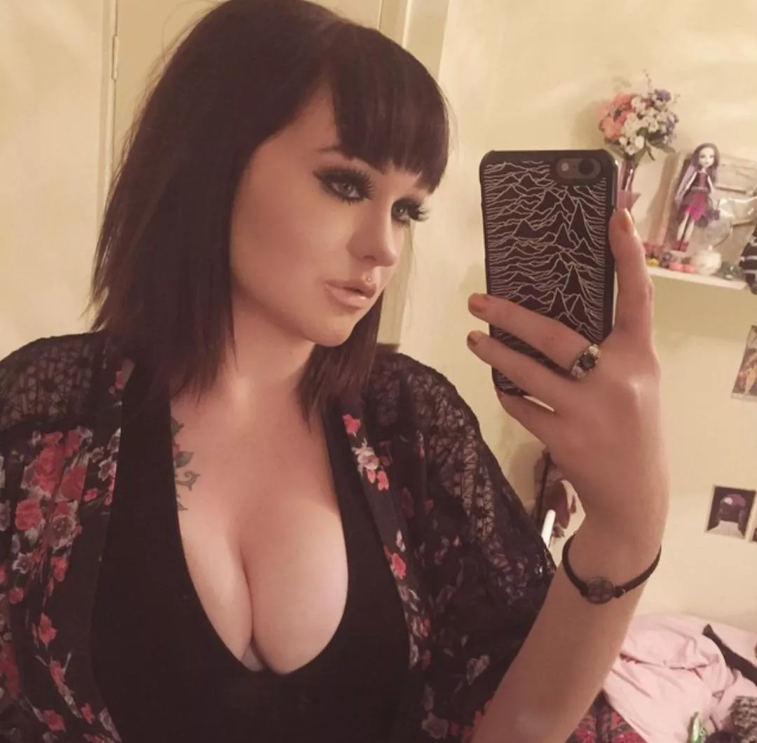 23F looking to edge someone to the limit, hmu if you can tribute. Bonus if you cum a lot, have toys and shaved;)