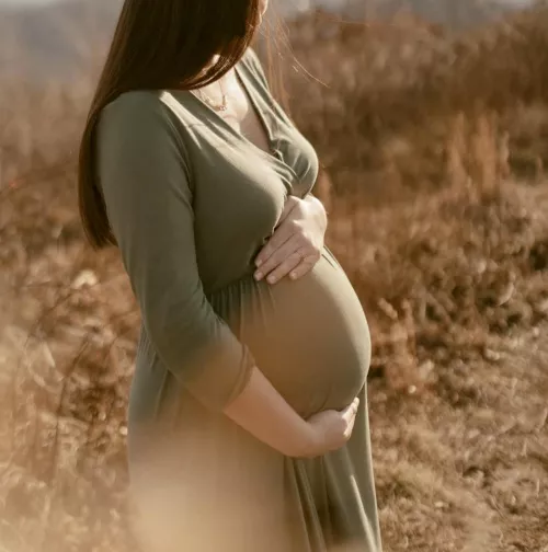 24 Married, Pregnant, looking for older men 😉 Husband has no idea🤪