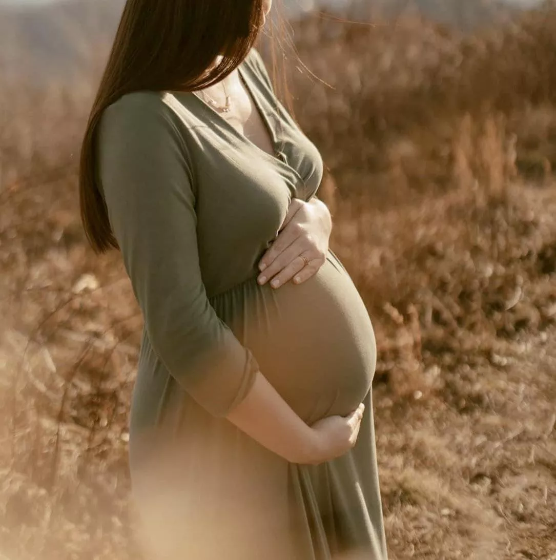 24 Married, Pregnant, looking for older men 😉 Husband has no idea🤪