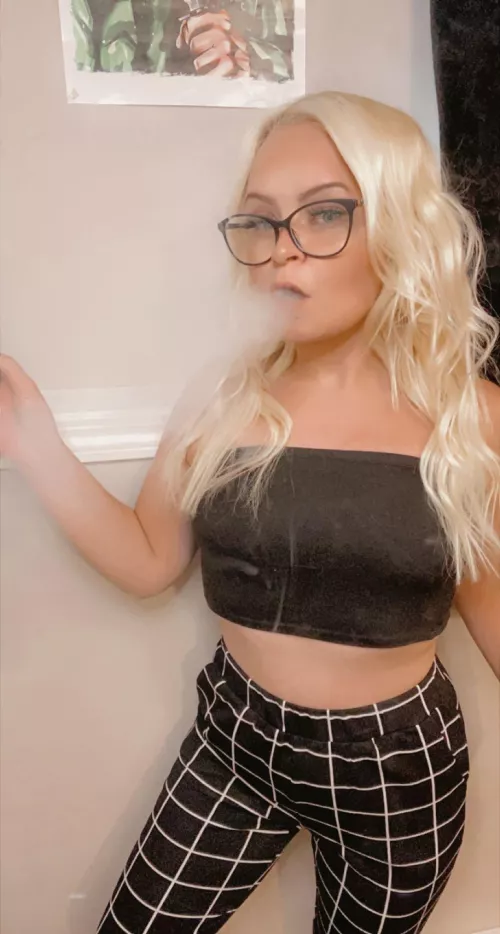 4’10 tiny stoner slut at your service 😈