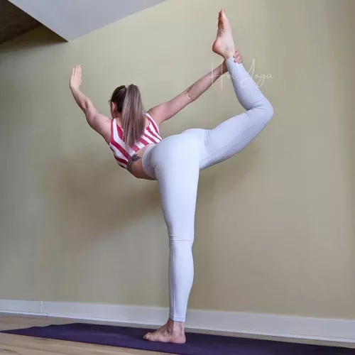 A cute crop and yoga pants, what could be better?