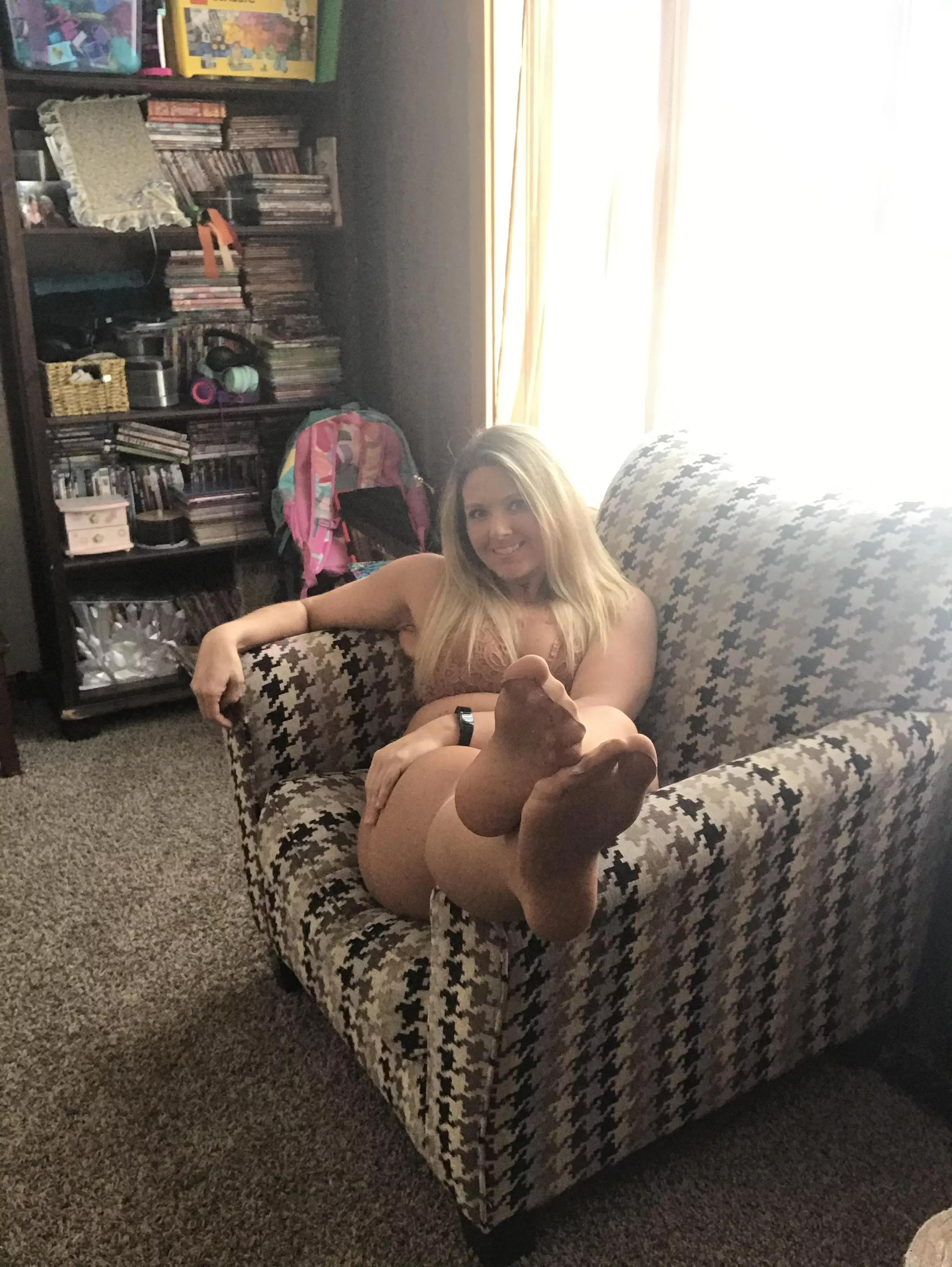 A little lounging in my tan pantyhose 😊