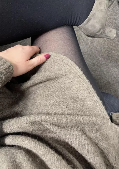A quick peak of my pantyhose under my dress 🖤