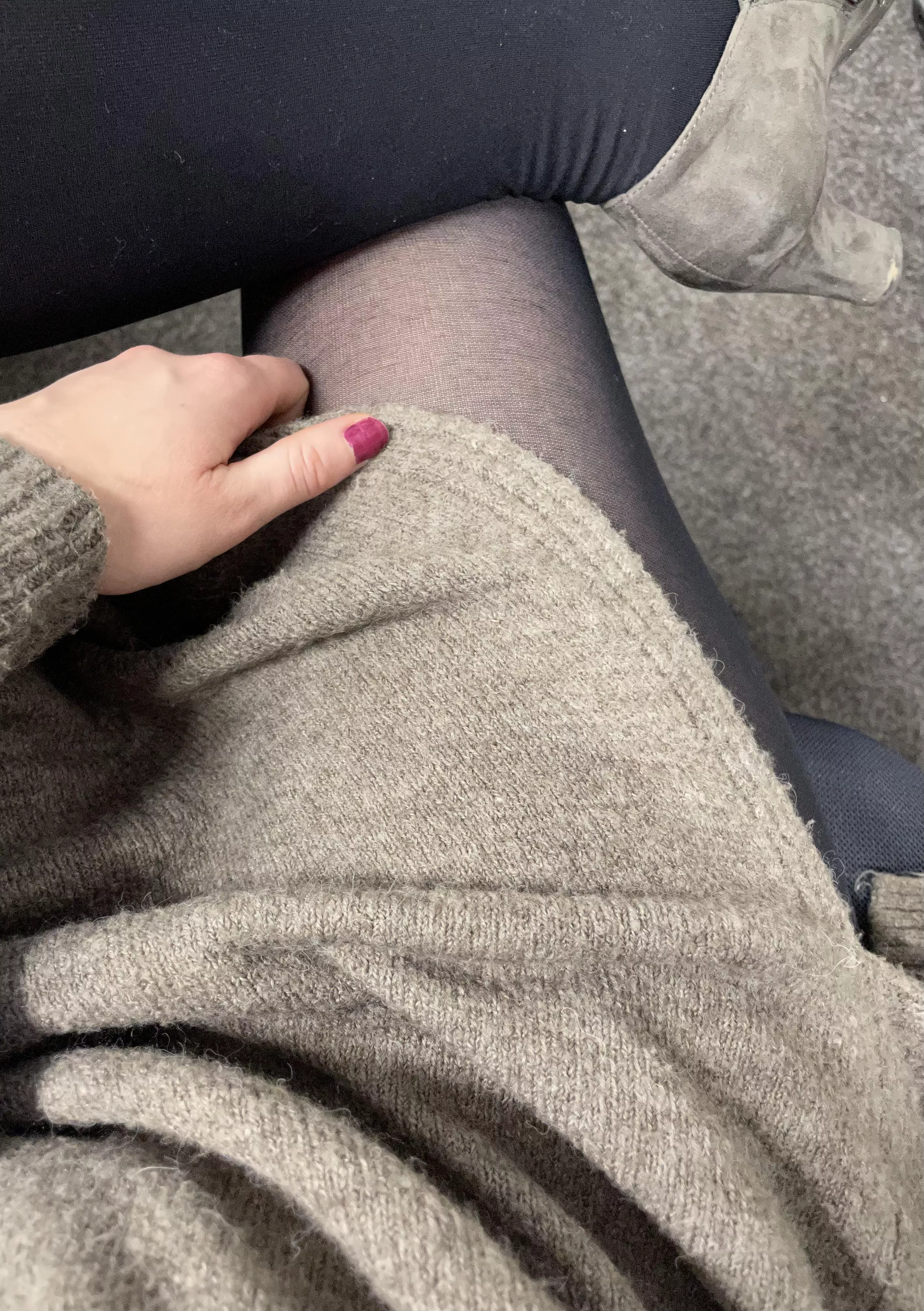 A quick peak of my pantyhose under my dress 🖤