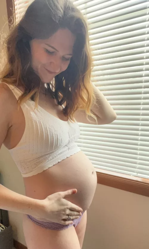 Absolutely in love with my growing belly 😍