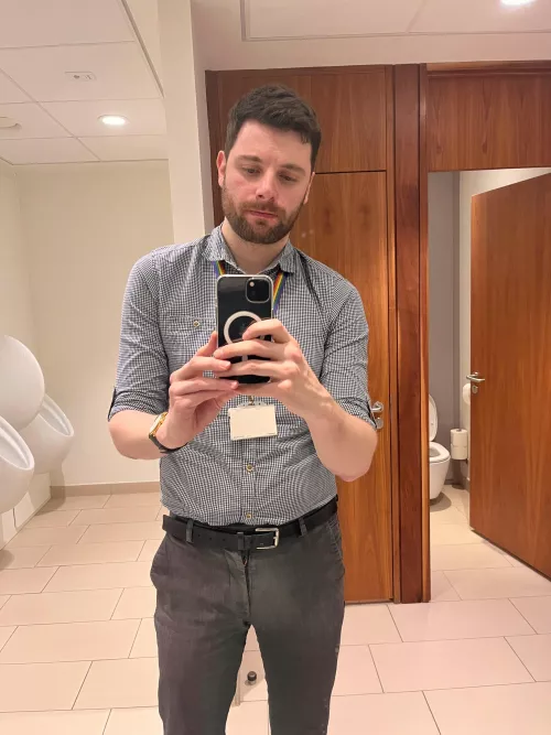 Advantage of being back in the office is the good lighting in the toilets 😂