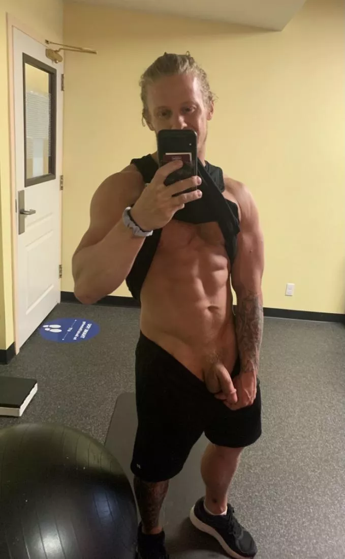 all alone in the hotel gym💪🏻🍆