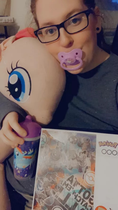 All set up for some little time! Pinkie is helping me do my puzzle 🥰