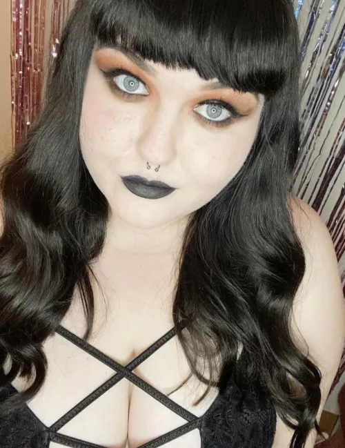 Anyone else use “the eyes” to get what they want from dadddddy? 😈