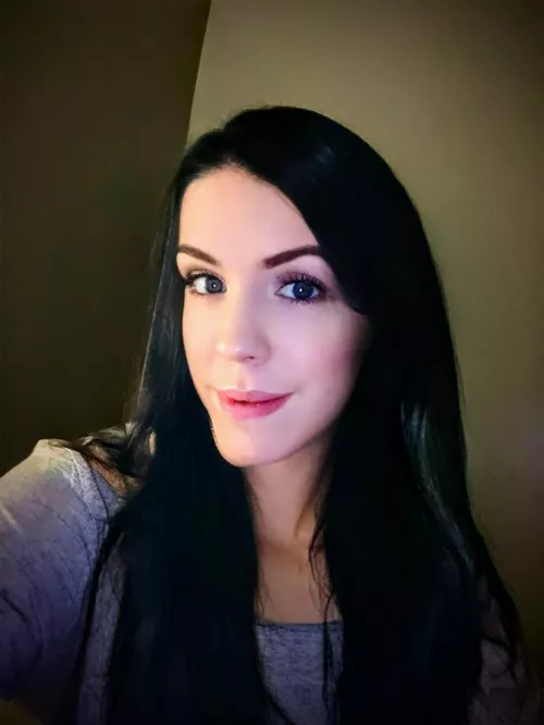 Anyone feeling lonely tonight? Feel free to msg me, I try to respond to everyone 💕