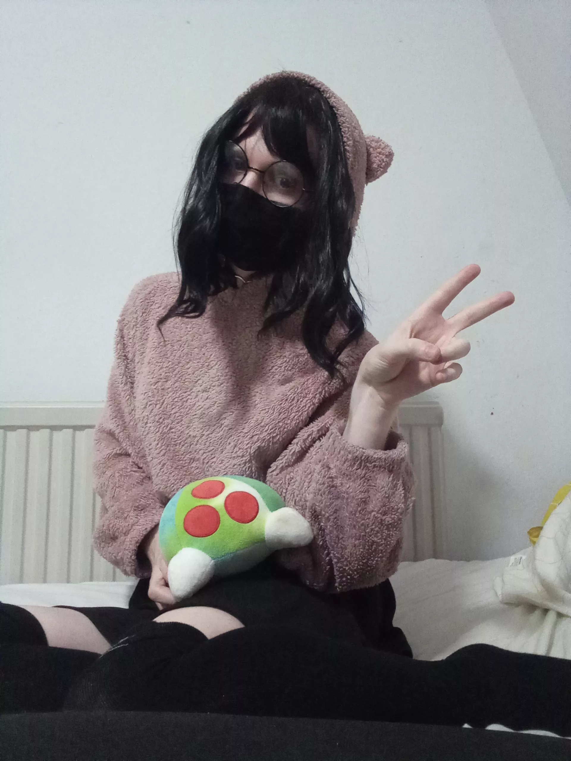 Anyone wanna join me for snuggles and speedrunning..?