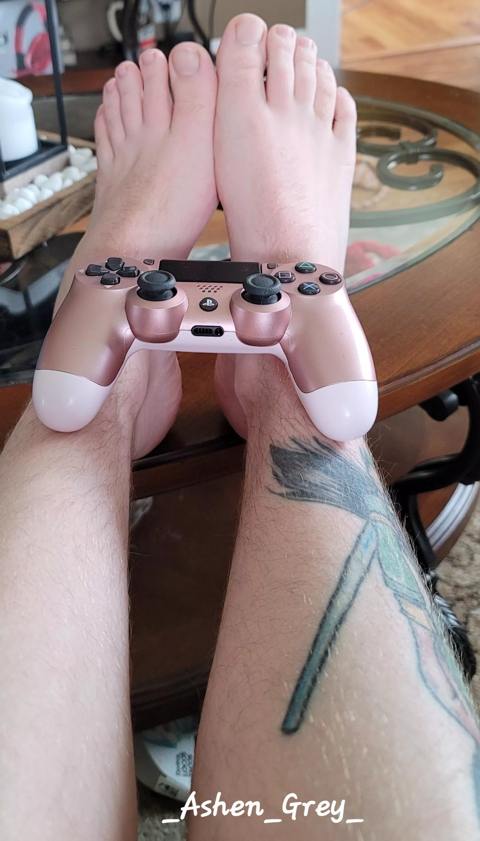 Anyone wanna play borderlands with me? You can play with my feet if yah like 😈😈😈