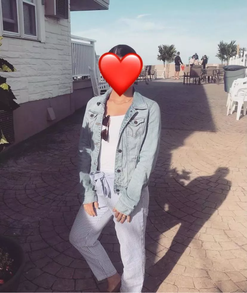 Anyone with second screen wanna jerk dirty talk and cum to the wife