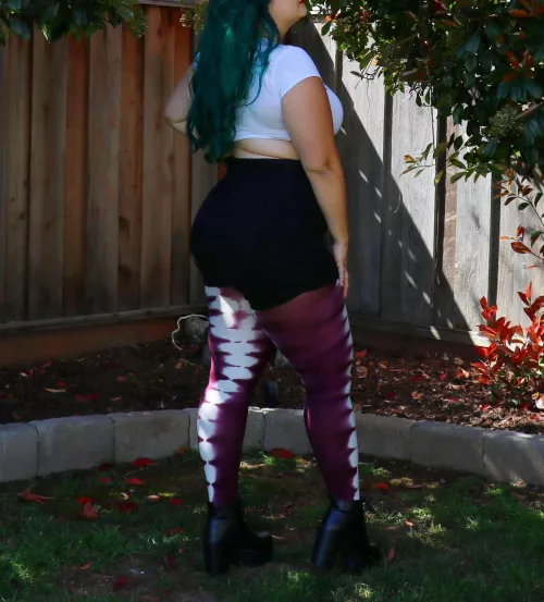 Are you hesitant about strongly patterned tights? While I tend to gravitate towards black, I love the challenge of putting together an outfit around a crazy pair of tights.