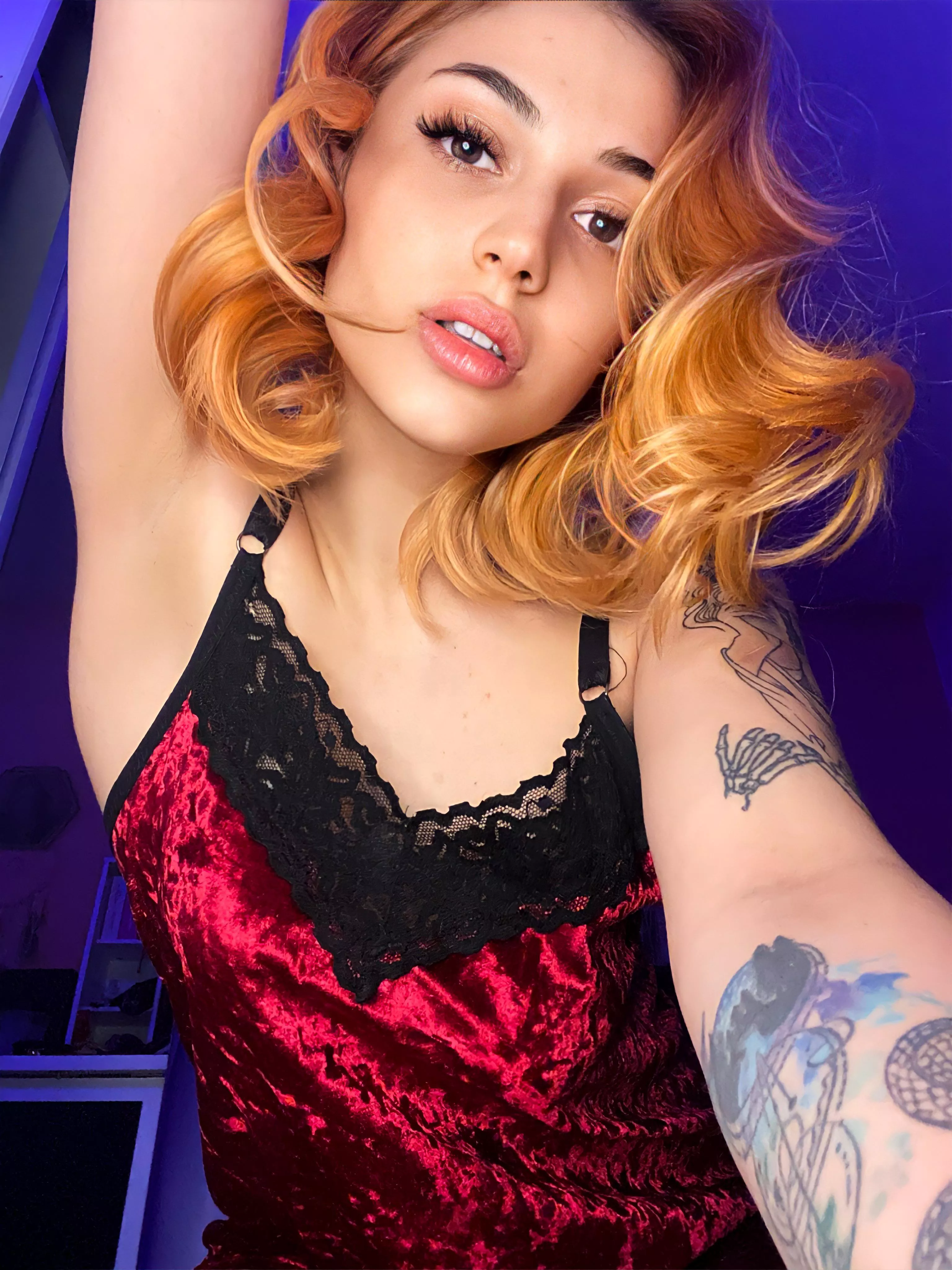 Armpits looking soft and smooth, inhale slowly, let the scent enter your body