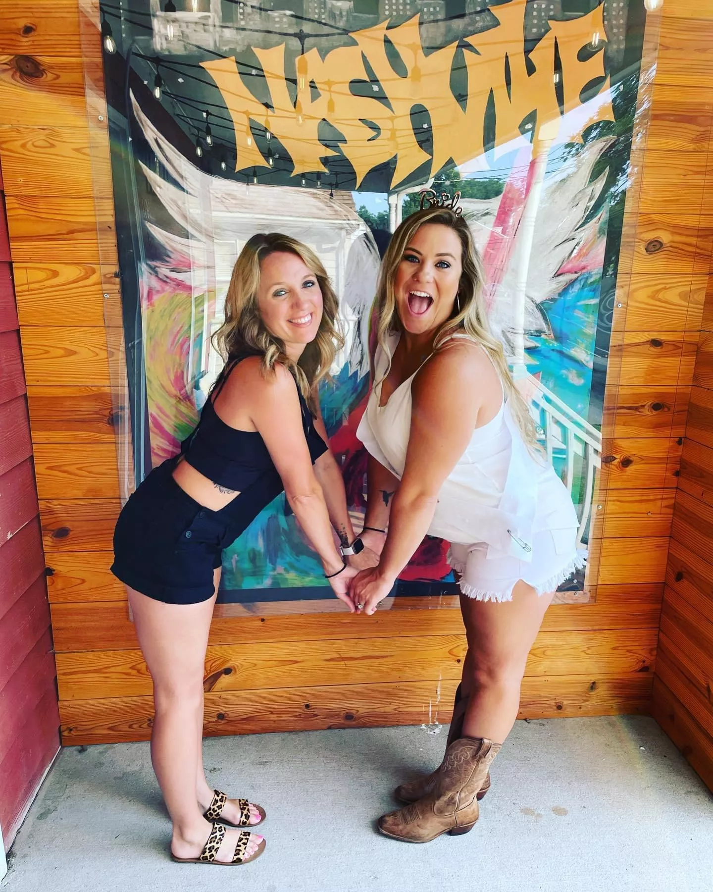 Black or white? 🖤🤍