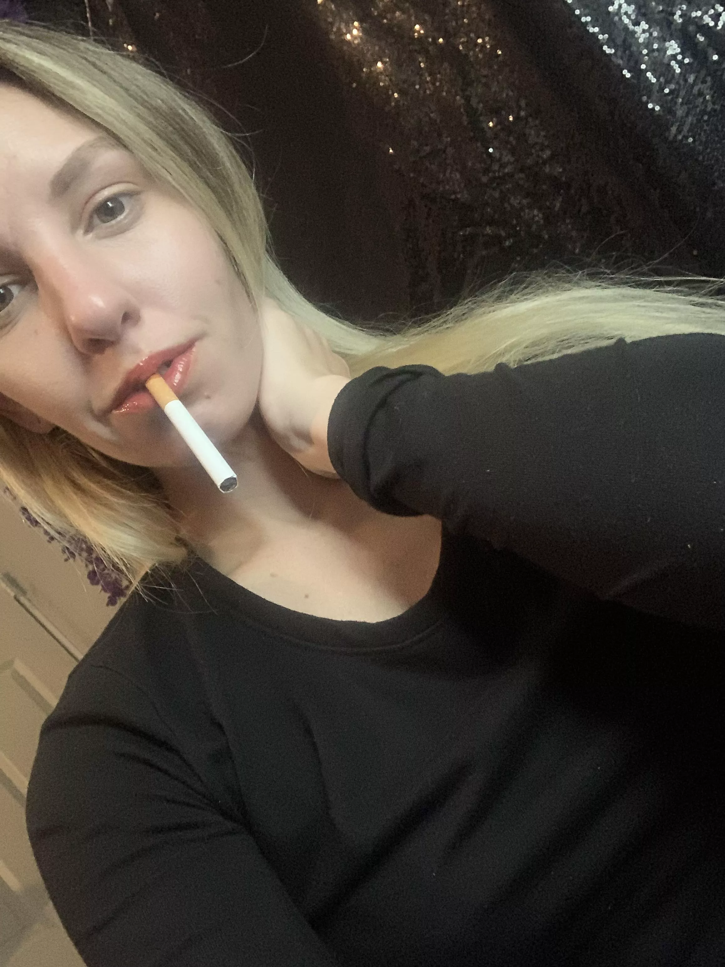 Black shirt and a smoke