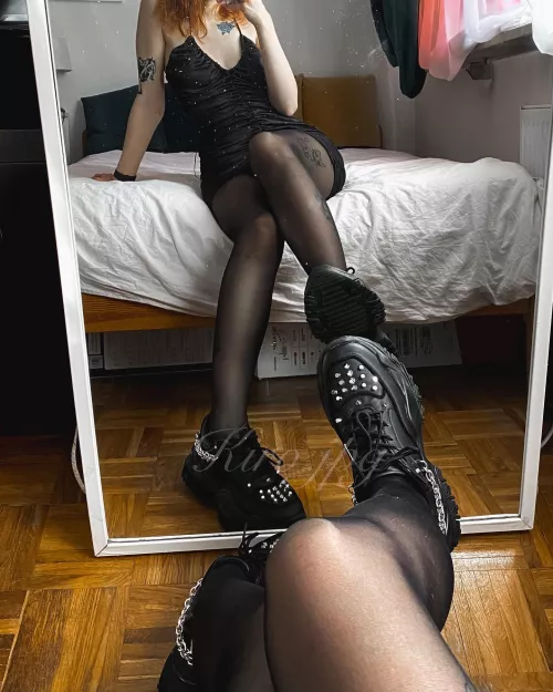 Black tights, heavy shoes, ready to kill 💯