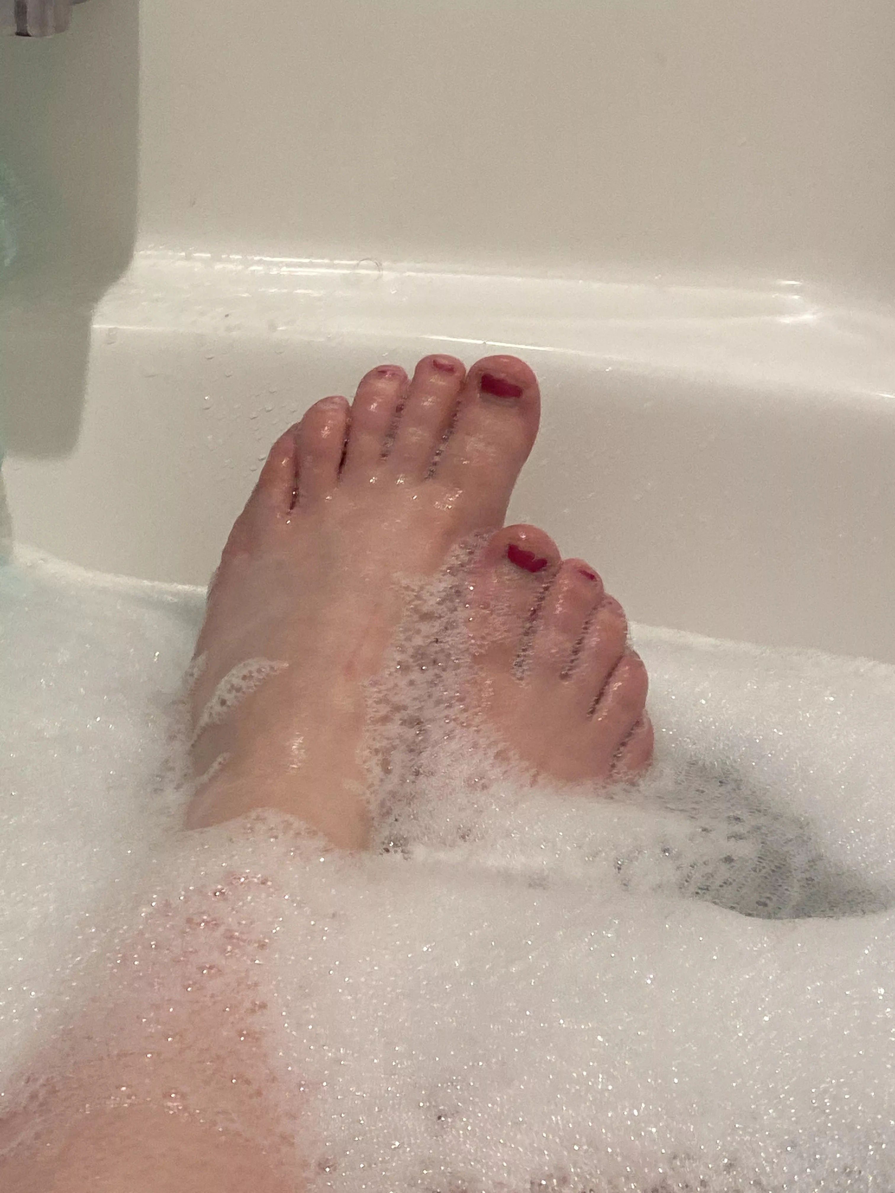 Bubbly toes 👣