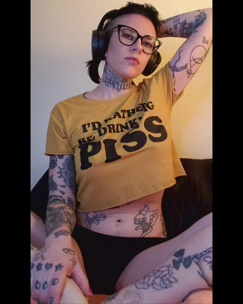 Can you guess what om listening to?