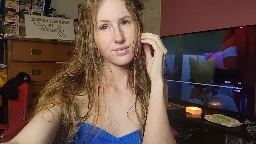 Celebrating 4 months of no longer covering my freckles and 8 years of my natural hair 😍