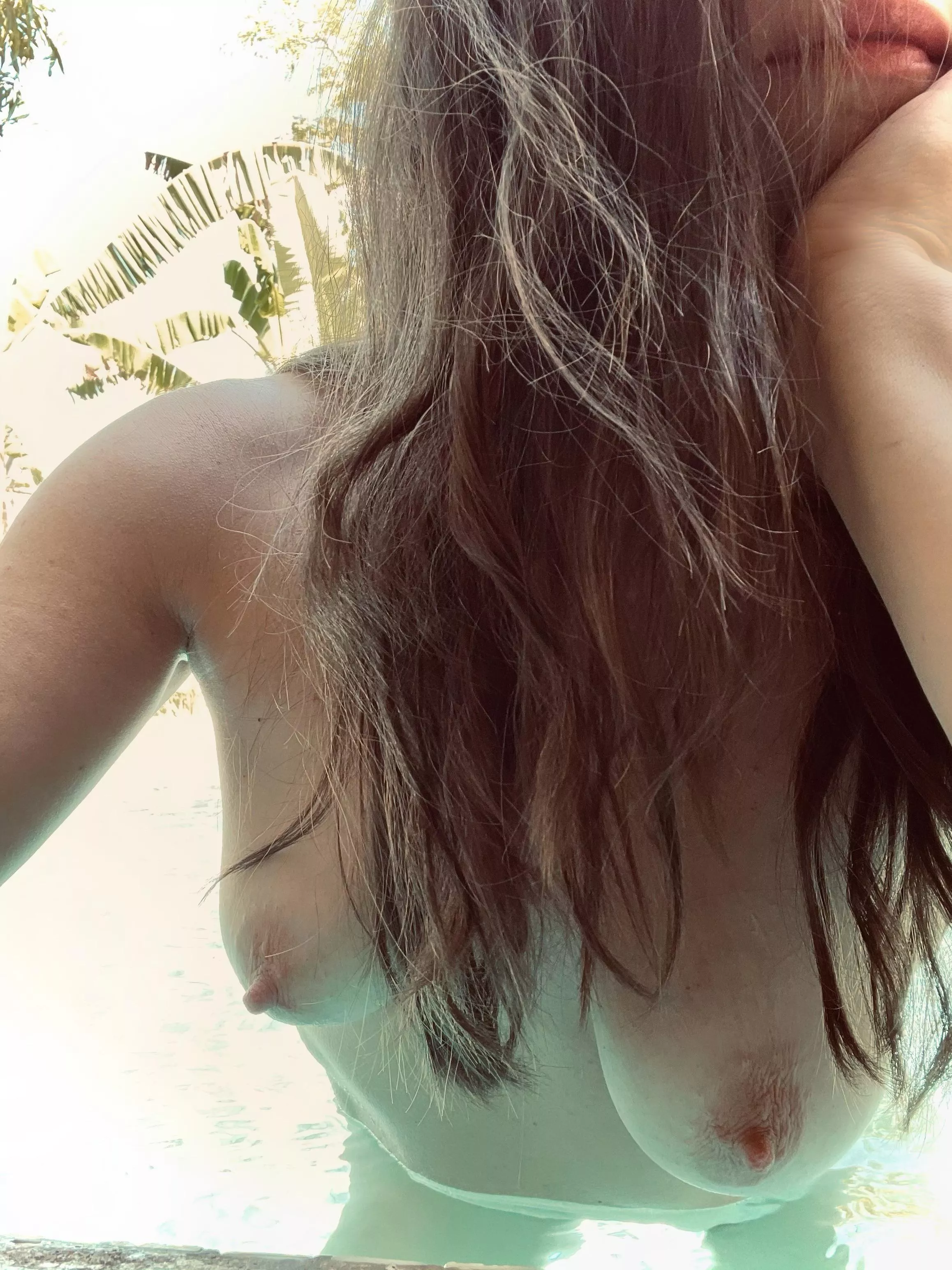 Come any closer and I’ll drench you. 💦💦💦