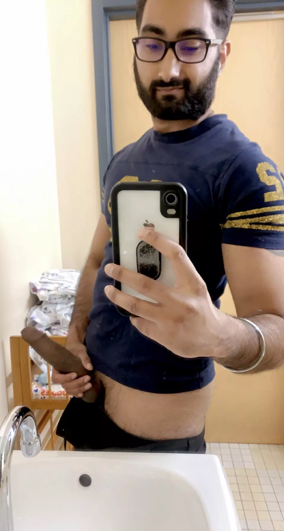 Come get dinner from daddy’s hand😏 Come get dinner from daddy’s hand😏