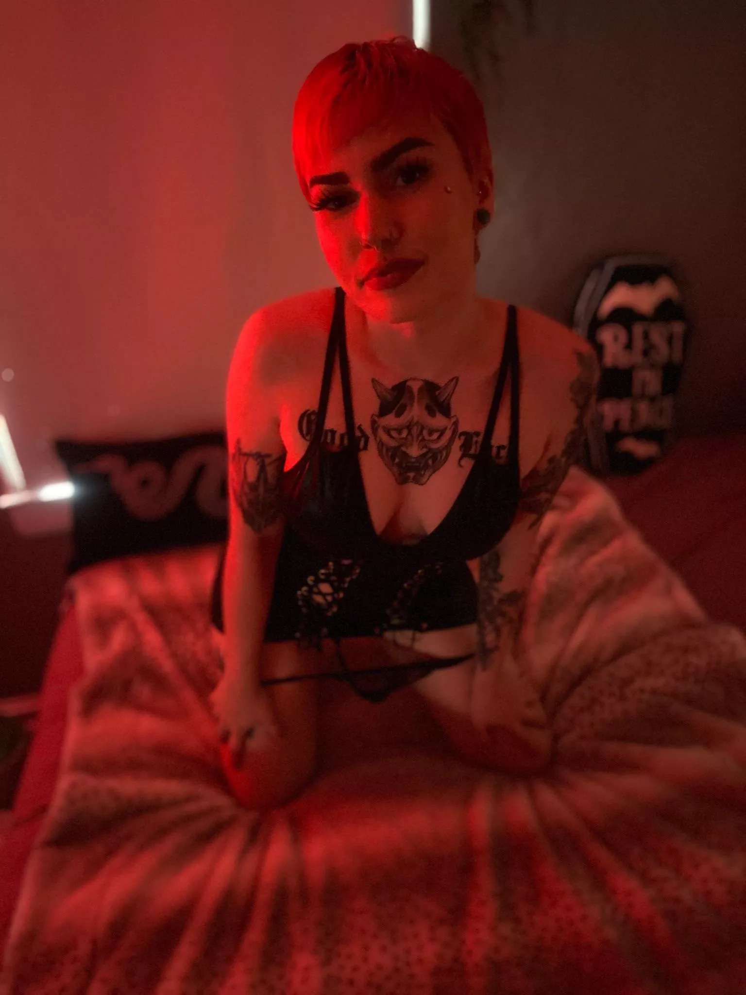 Come here little boy, and eat this pussy from the back like you’re my slave. Come here little boy, and eat this pussy from the back like you’re my slave.