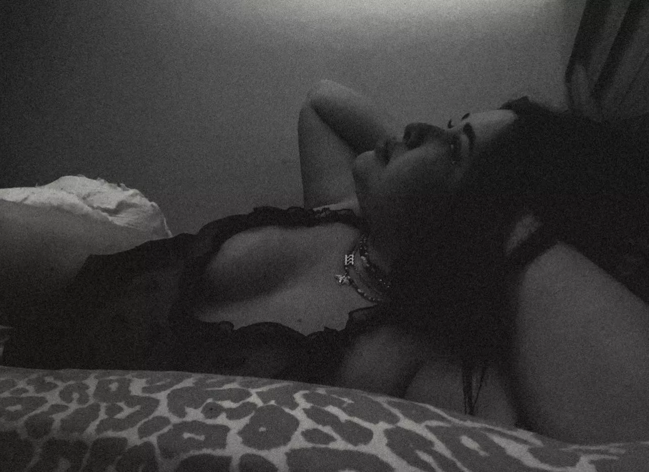 come hold my sexy curves🖤