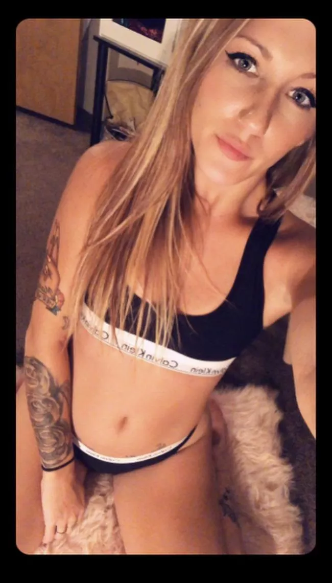 come see what's underneath My Calvins 😉 💋 OF@anaxxxmarie