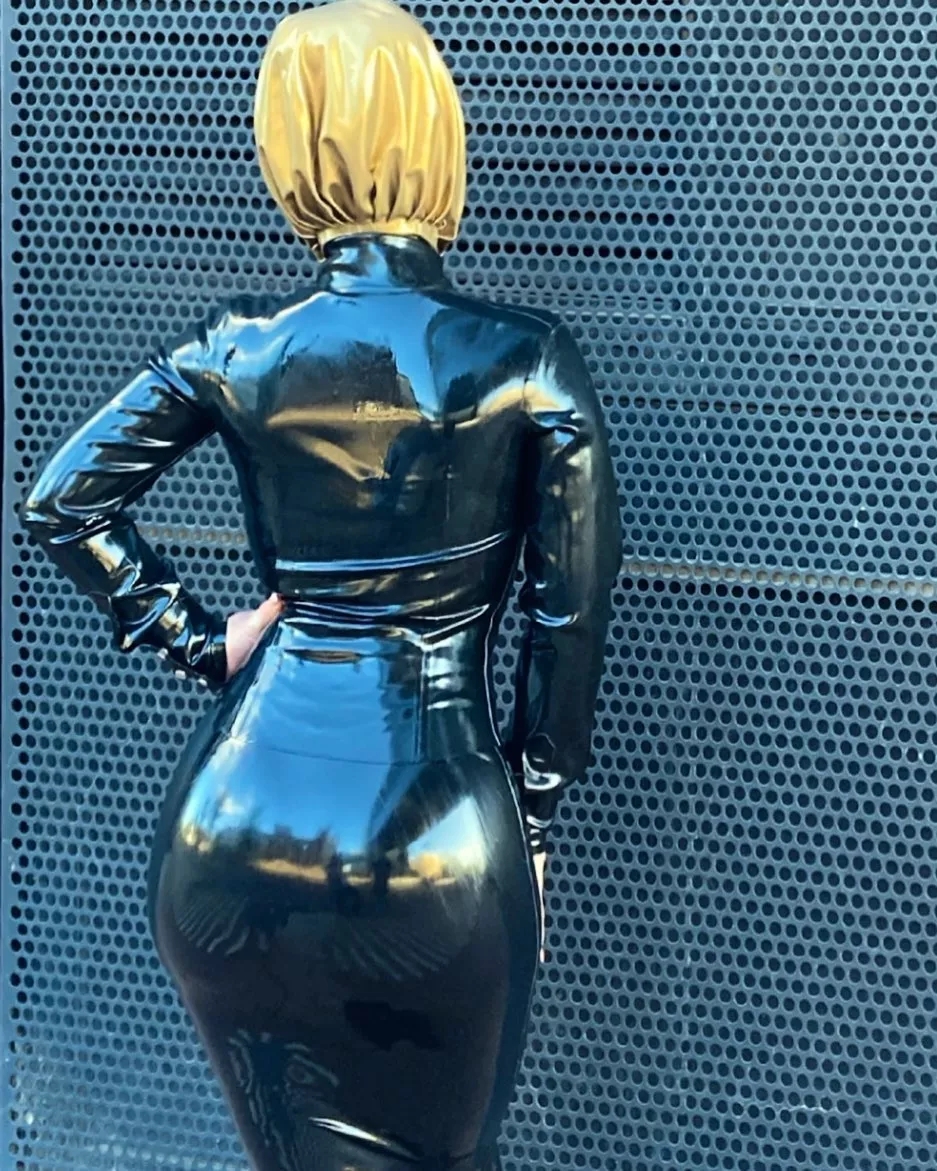 Curvy rear view (@matrioska666)