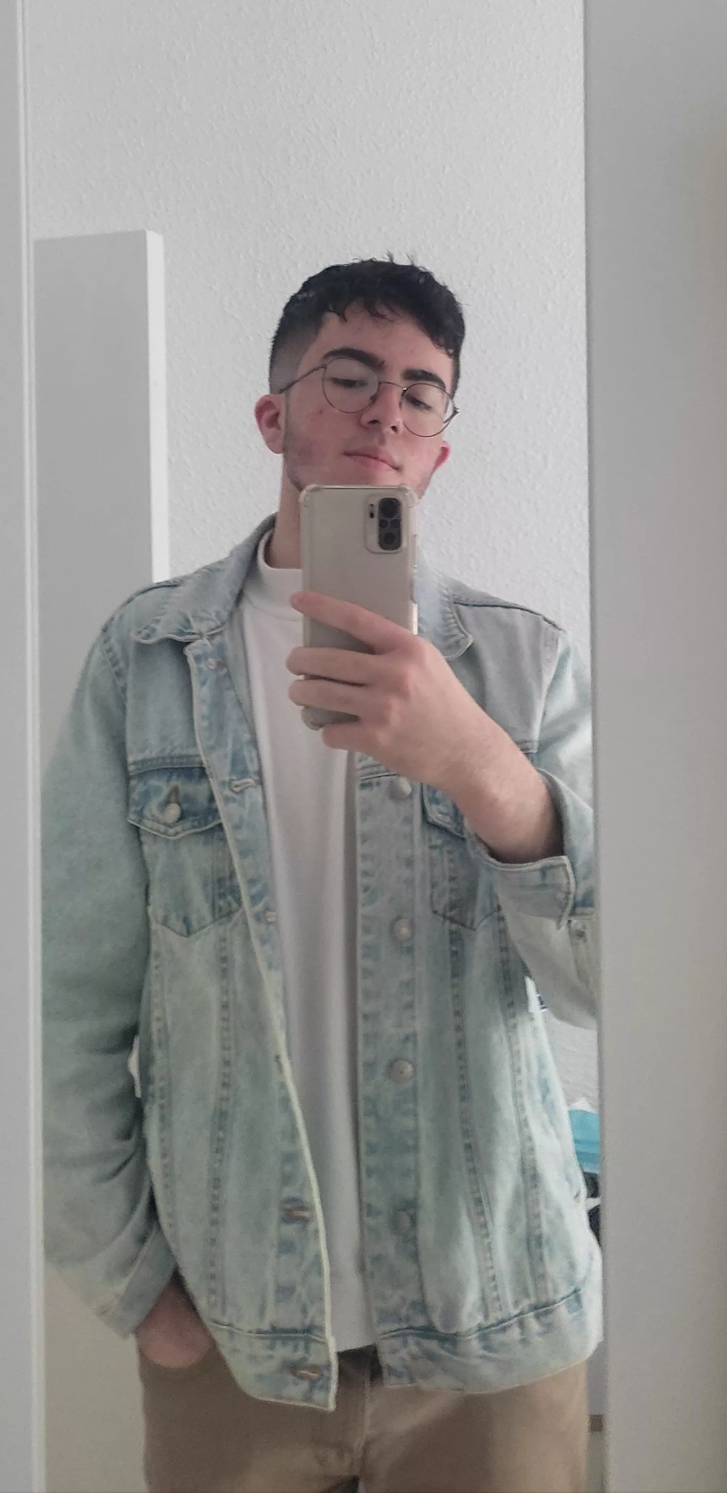 Denim jackets make me feel cute 😏 Have a great day guys!