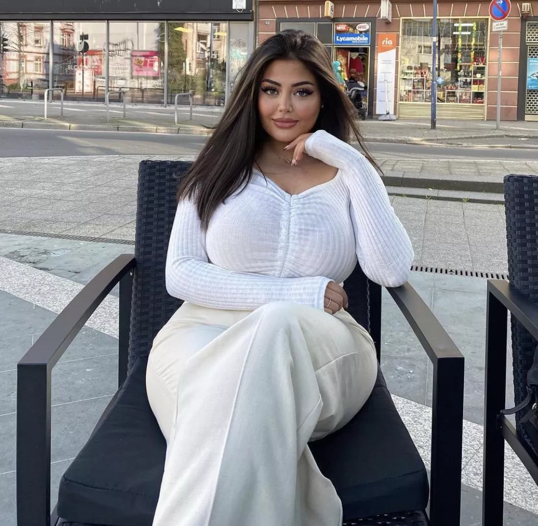 Dm me to send her your dick ( only large dicks pls)