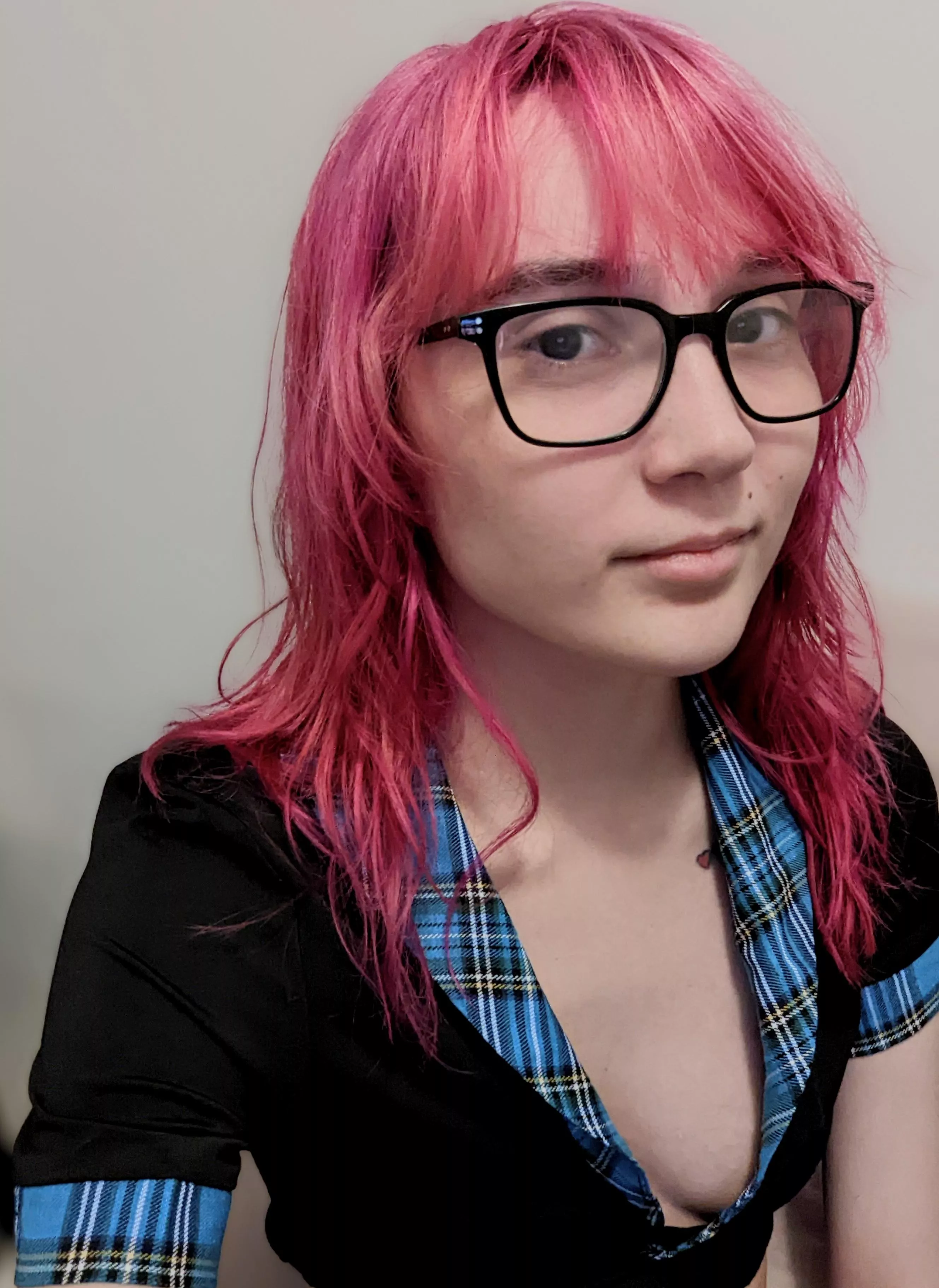 Do I look like a smart school girl?🙈