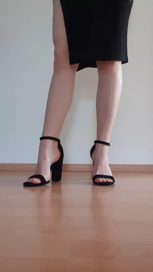 Do my feet look nice in these heels? 🥰