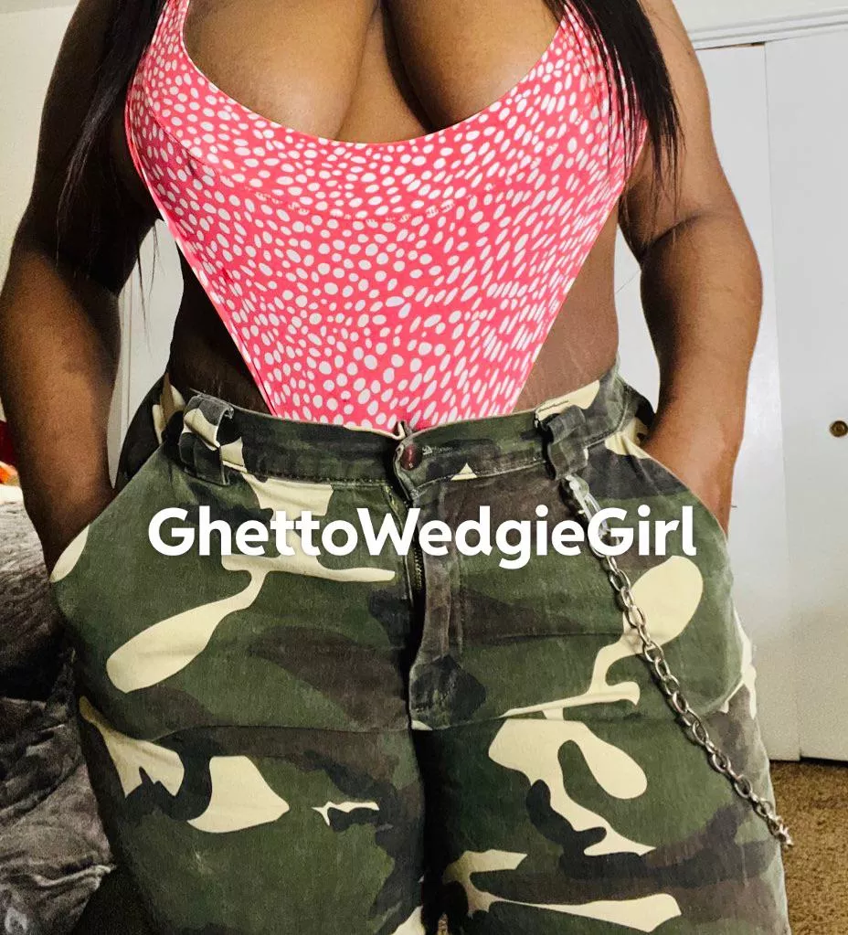 Do you like my army pants and my shoulder wedgie !?🥵