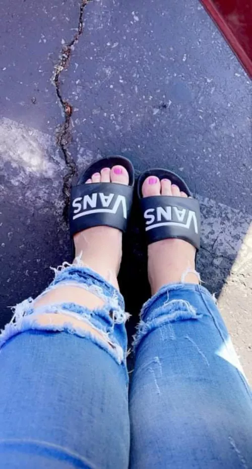 Do you like my bubblegum toes 🥺