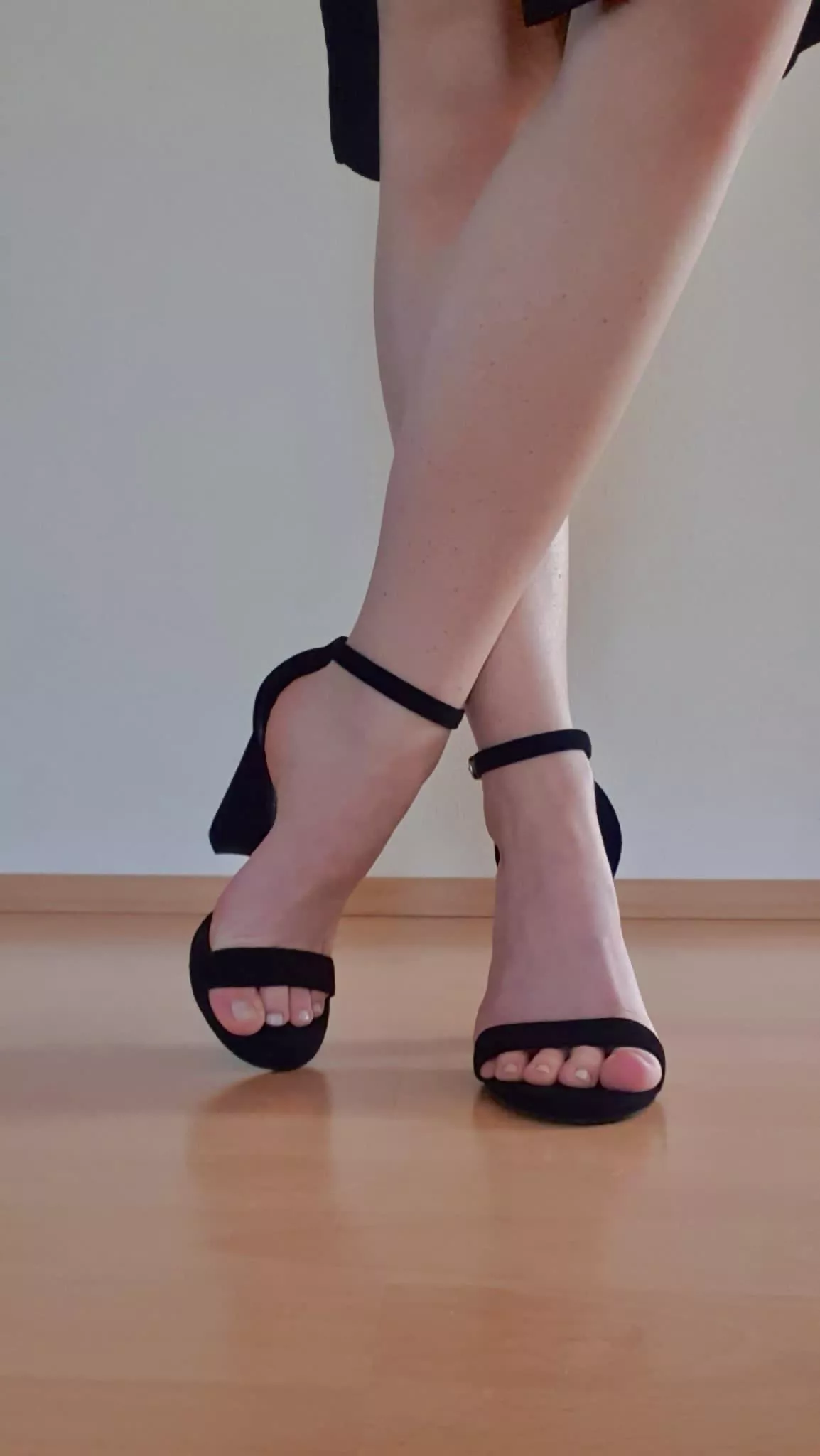 Do you like my heels? 💕 (F19)