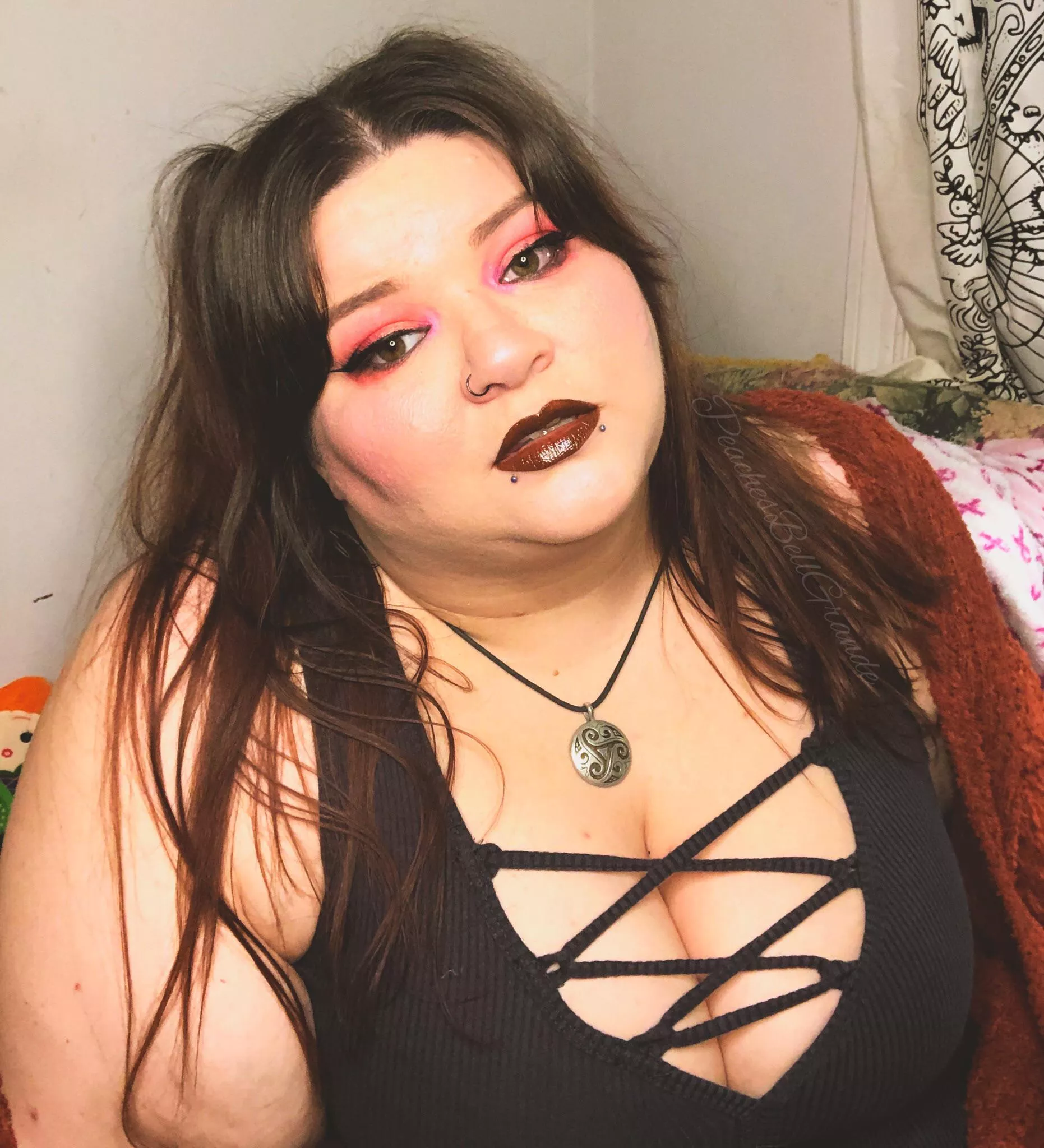 Do you like my sweater? 😇