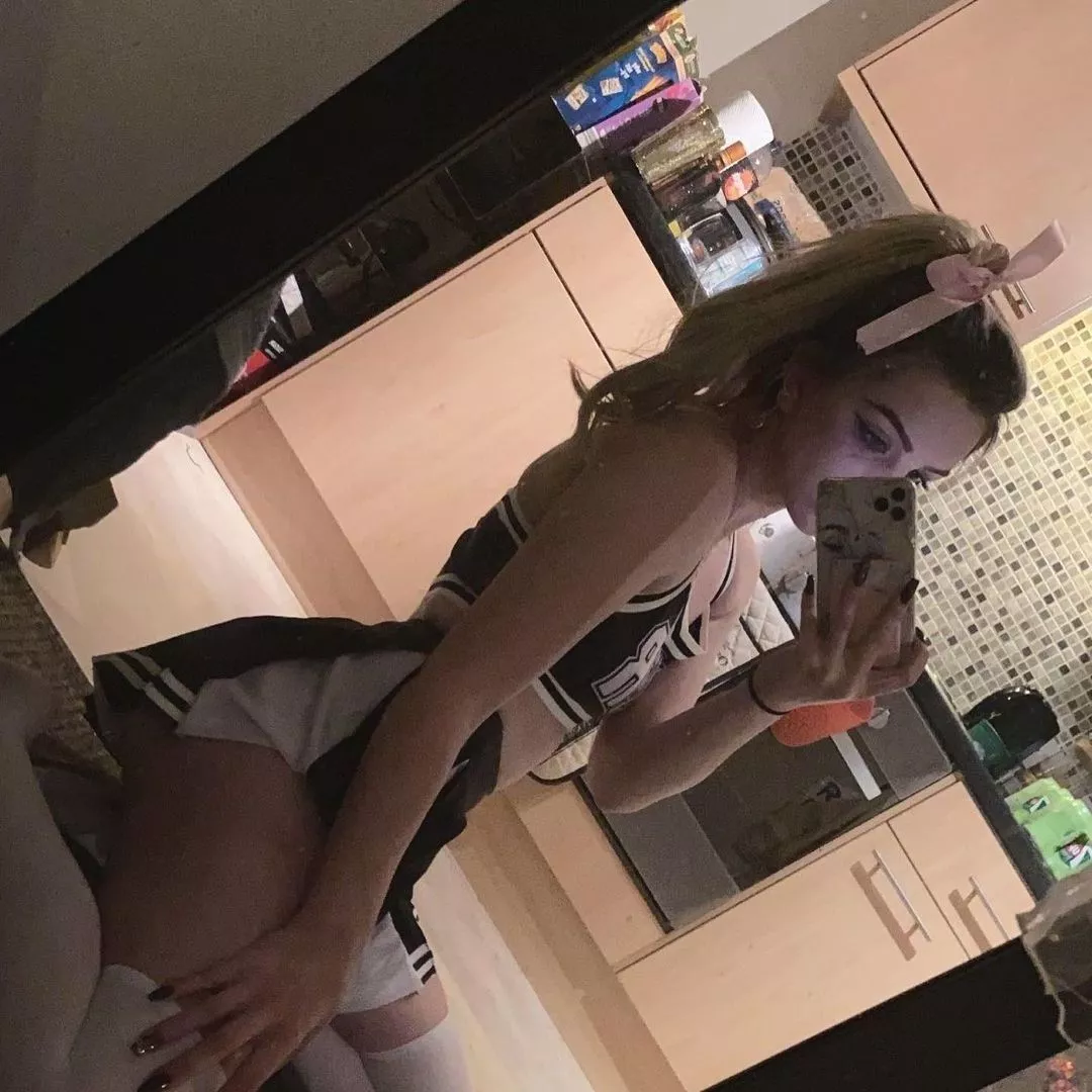 Do you like slutty cheerleaders bouncing on your cock?😫link in comments!