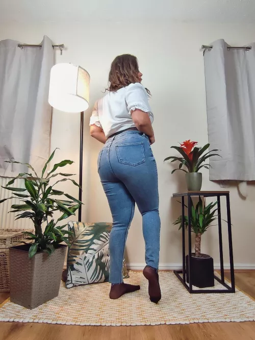 do you think I have nice legs? I definitely have the booty 😏