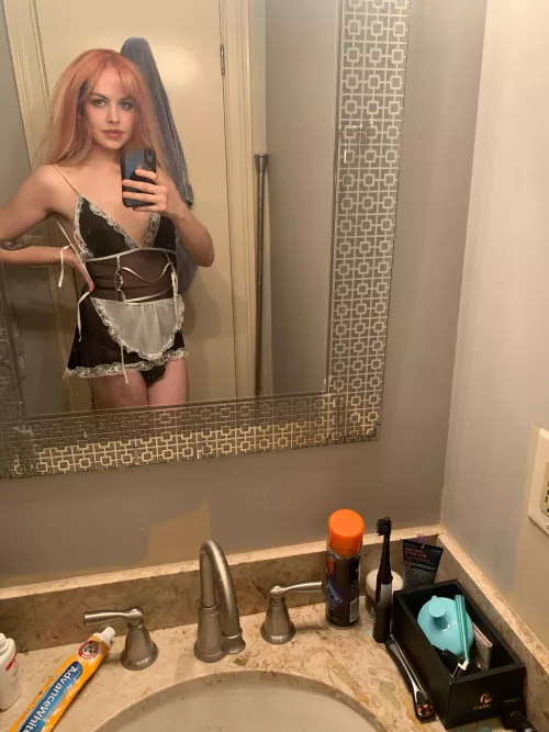 Does this maid get to work today? I could really go for some service☺️🤤