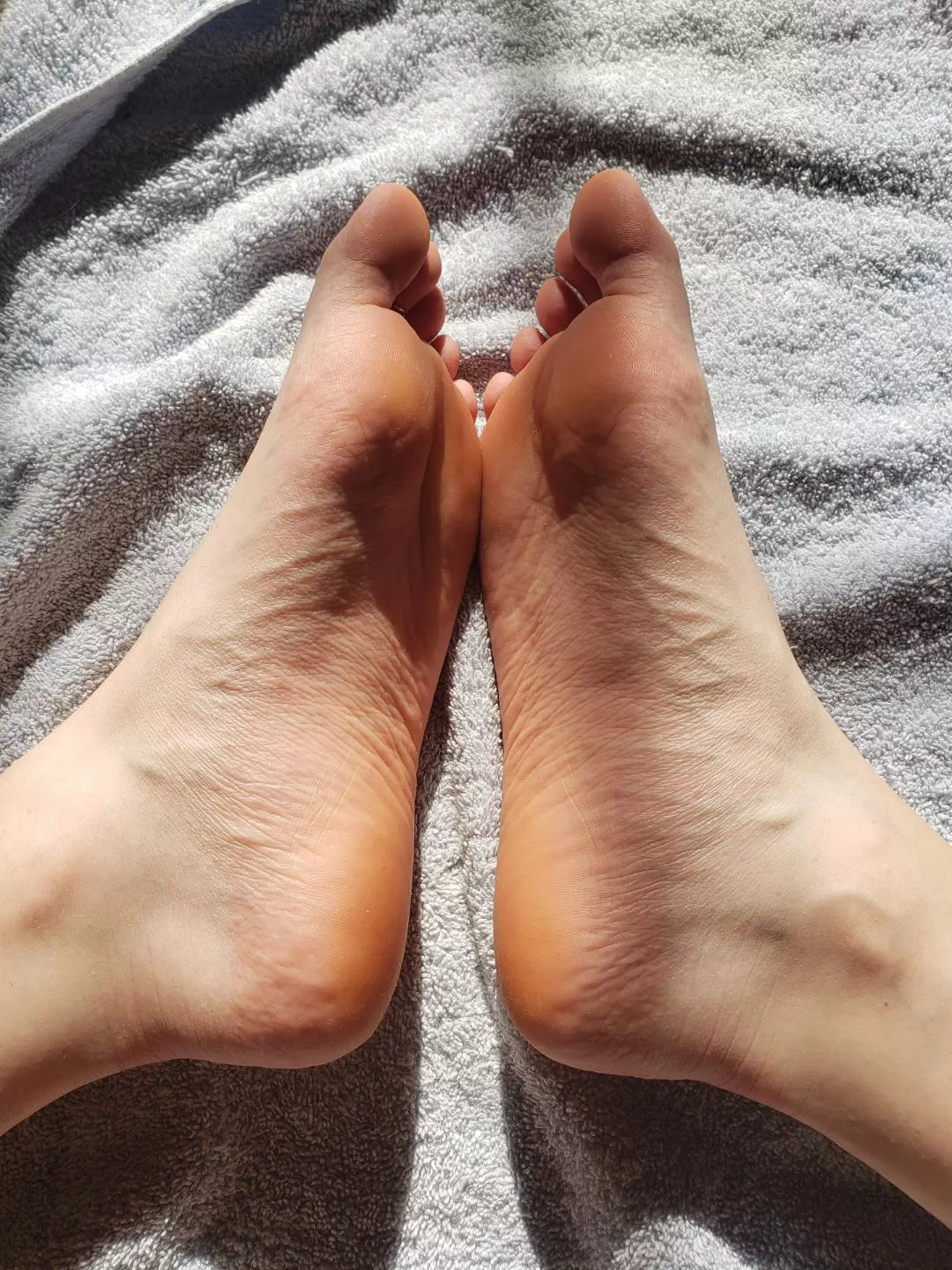 does your cock have veins like my feet? put it in between them and we can match