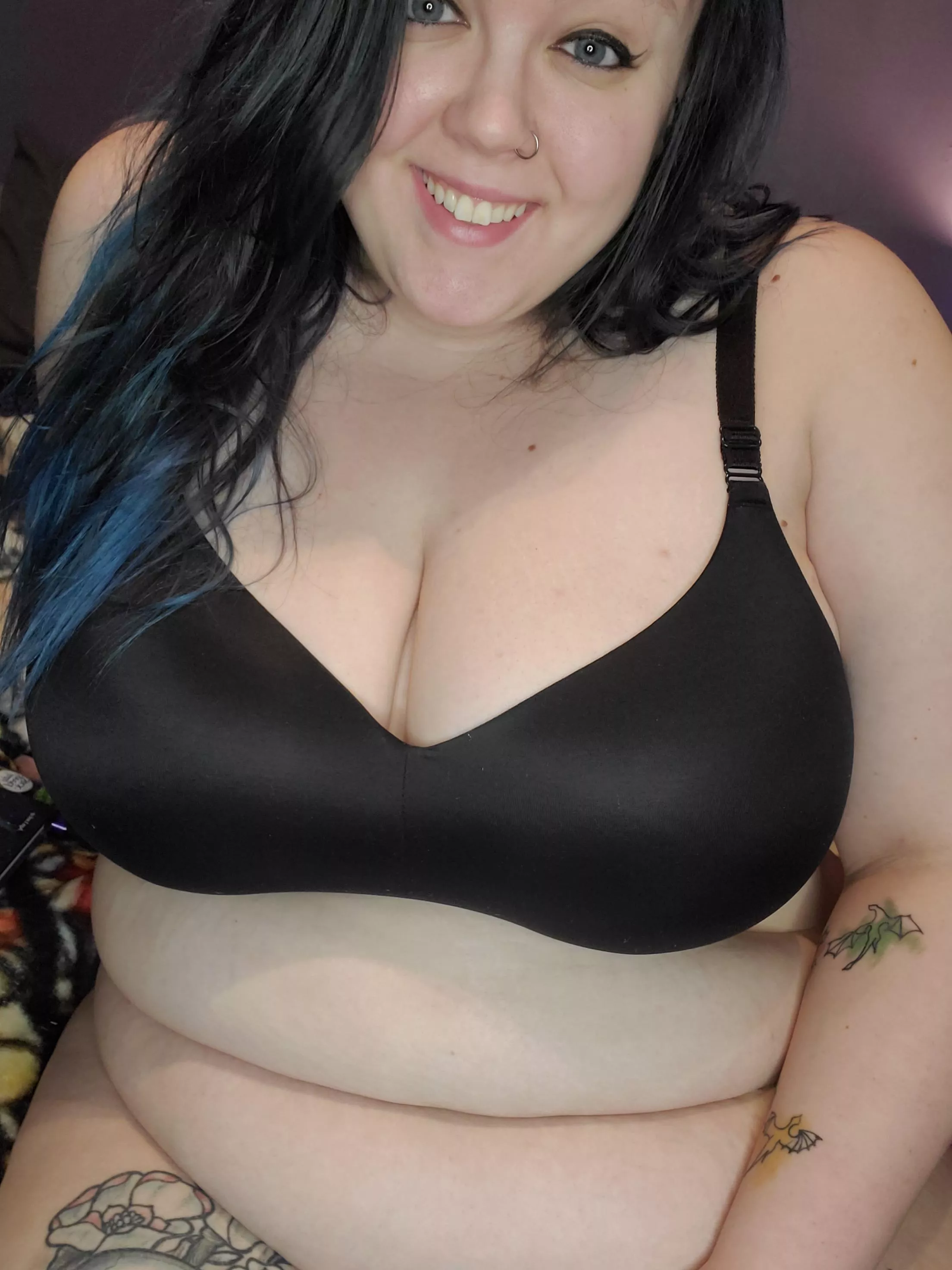 Doing customs, video calls, and sessions 🥰😍😋 dm me 😍 only fans 50% off right now😈 let's be naughty (f25)