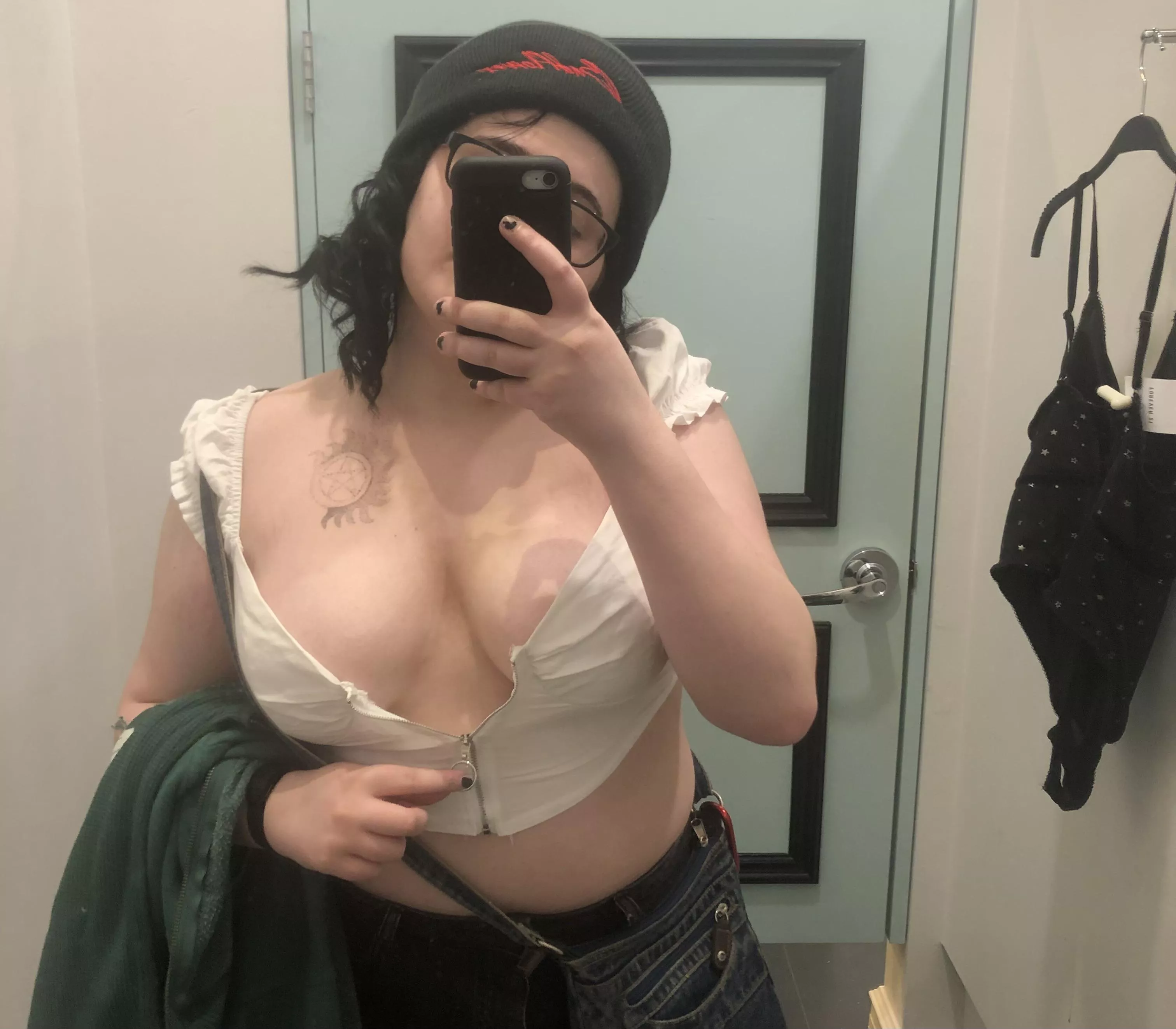 dressing room selfie