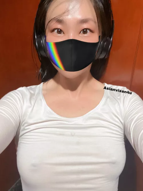 Everybody knows it’s risky to go braless in white shirts lol