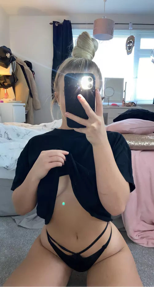 [f] it turns me on knowing older guys are looking at me in my underwear 😜